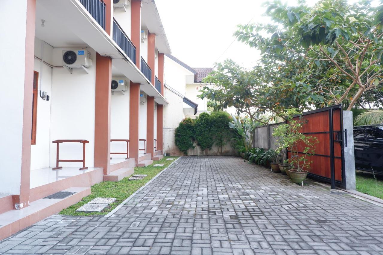 Appartamento Reddoorz At Bale Eja Syariah Senggigi Montongbuwoh Esterno foto
