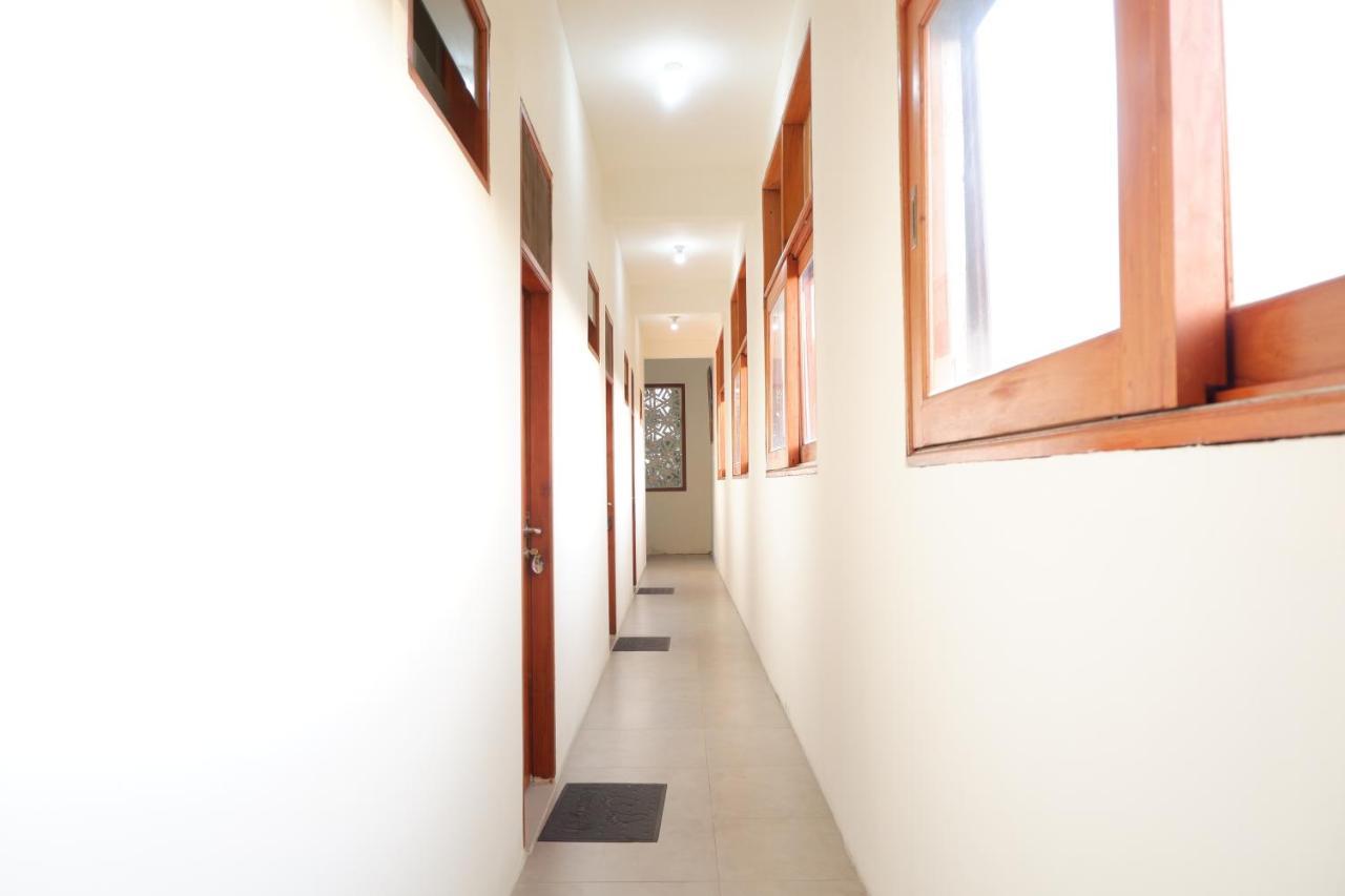Appartamento Reddoorz At Bale Eja Syariah Senggigi Montongbuwoh Esterno foto