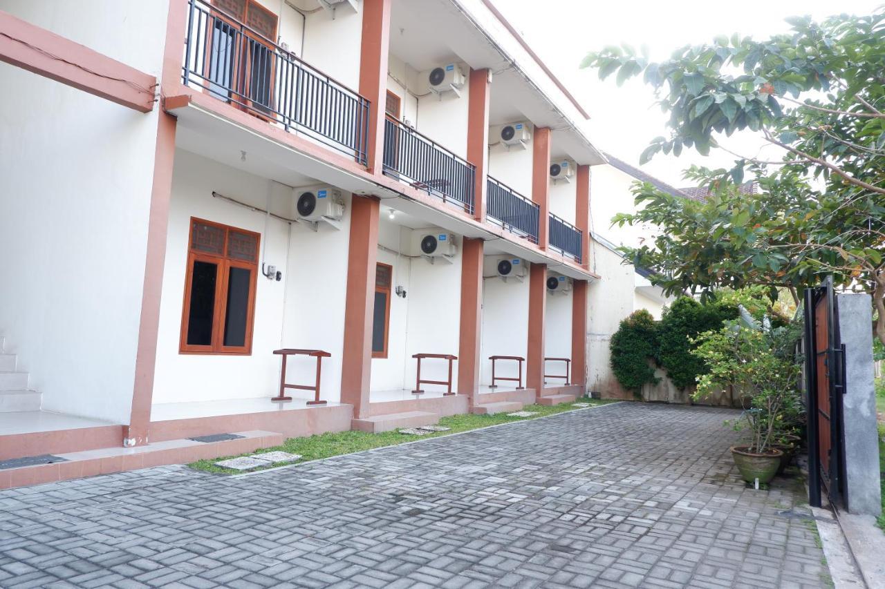 Appartamento Reddoorz At Bale Eja Syariah Senggigi Montongbuwoh Esterno foto
